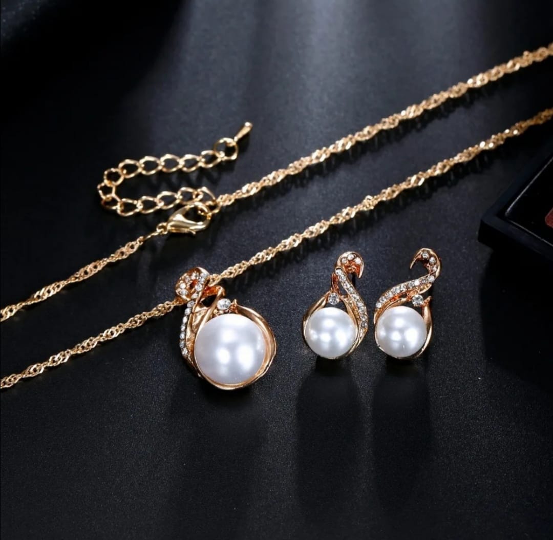 WEDDING CRYSTAL PEARL PENDANT EARNING & NECKLACE SET