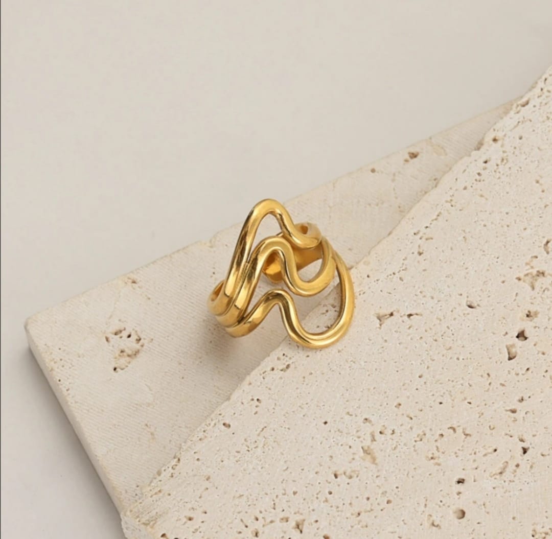 WAVY DESIGN RING