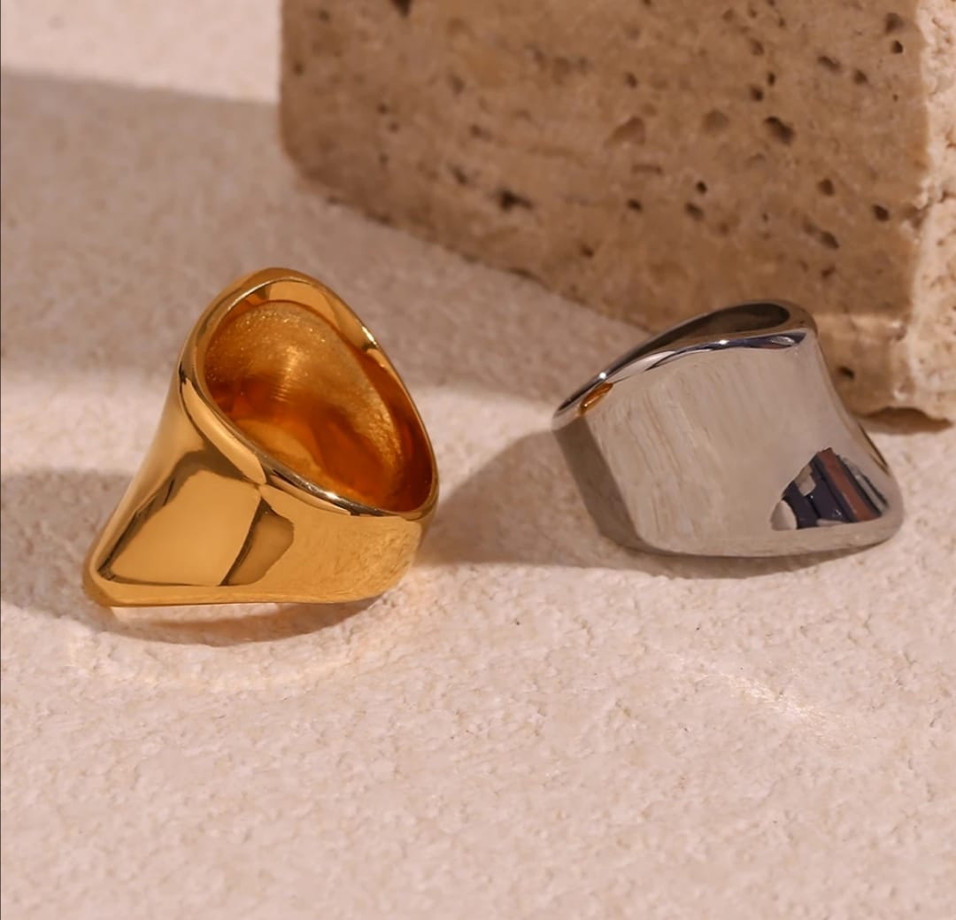 EXAGGERATED GLOSSY RING