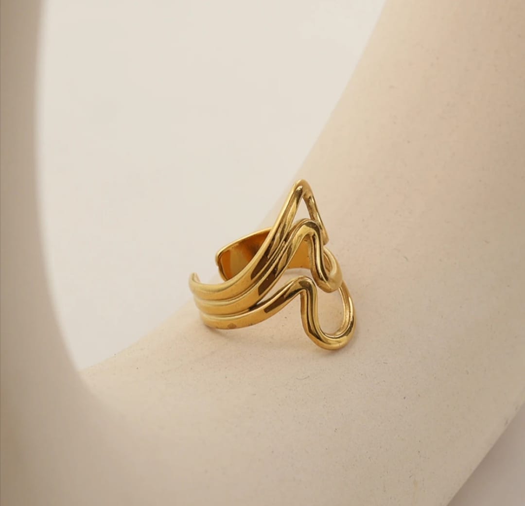 WAVY DESIGN RING
