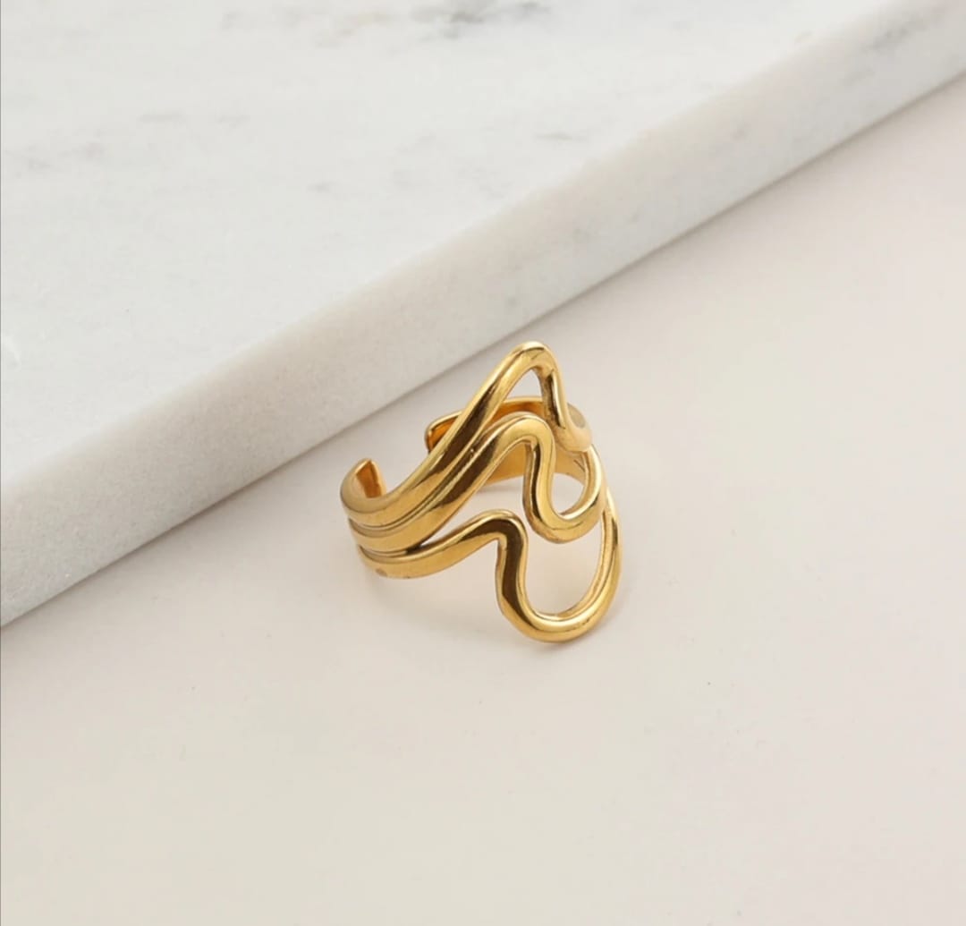 WAVY DESIGN RING