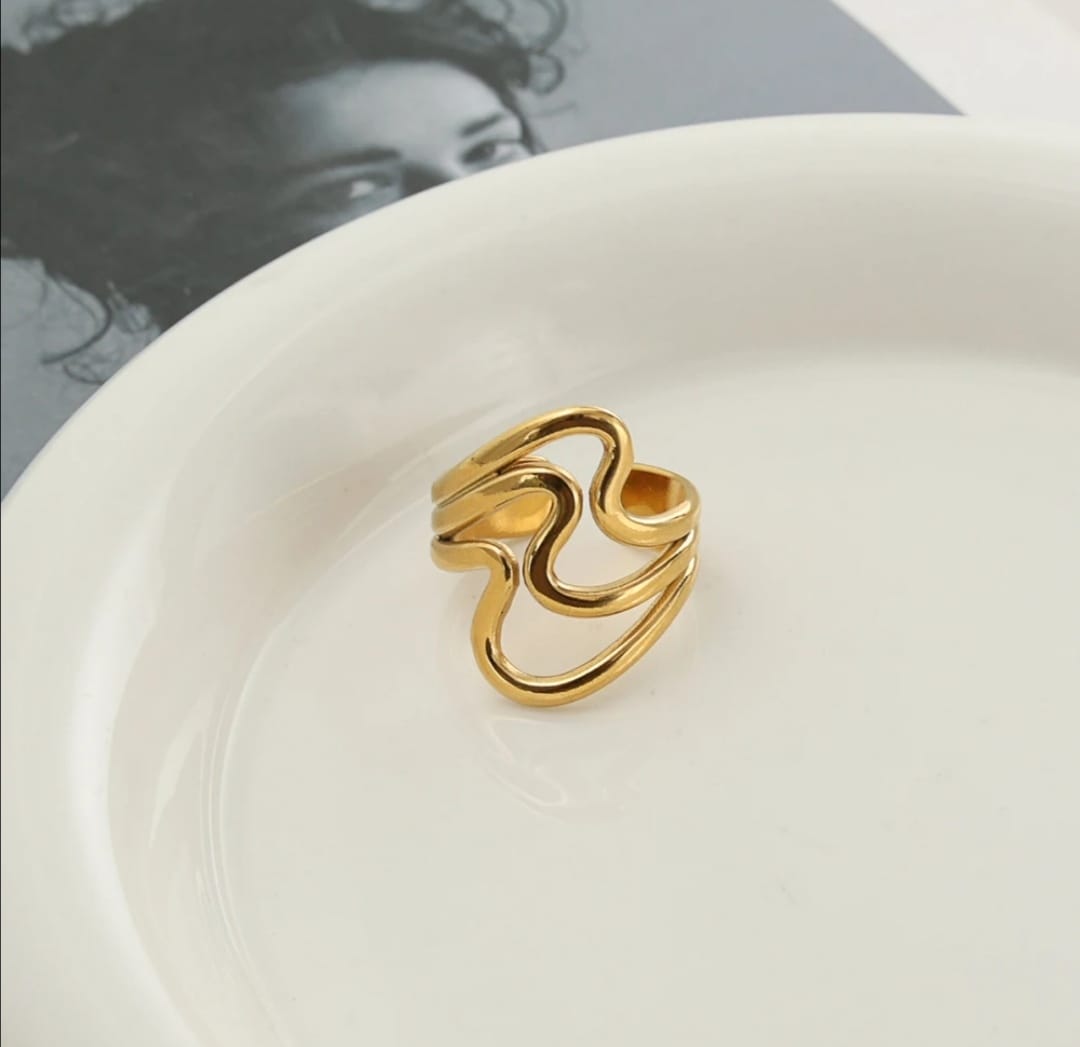 WAVY DESIGN RING